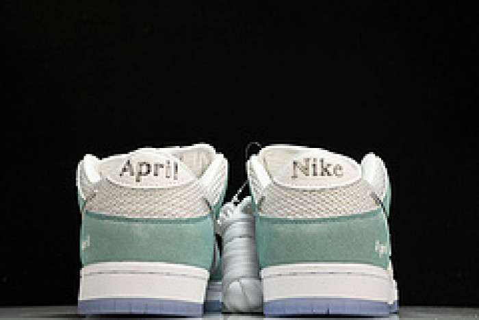 APRIL SKKATEBOARDS x NK SB Dunk Low   FD2562-400