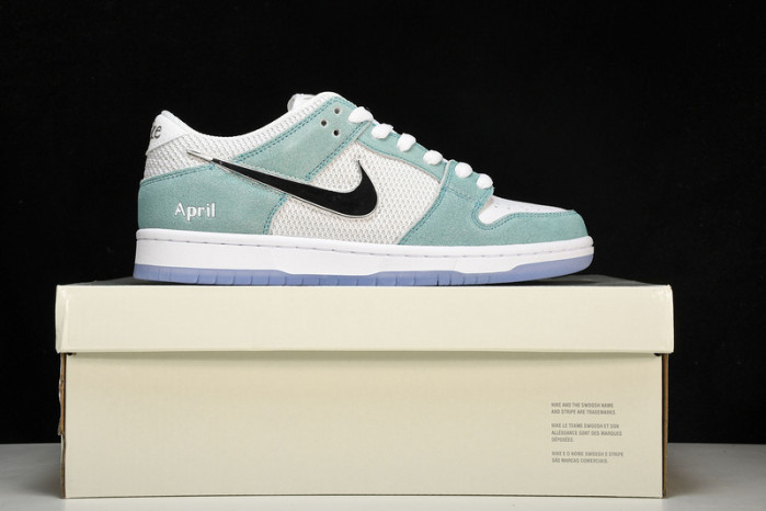 APRIL SKKATEBOARDS x NK SB Dunk Low   FD2562-400