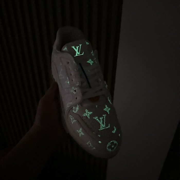 L&VT SNEAKERS