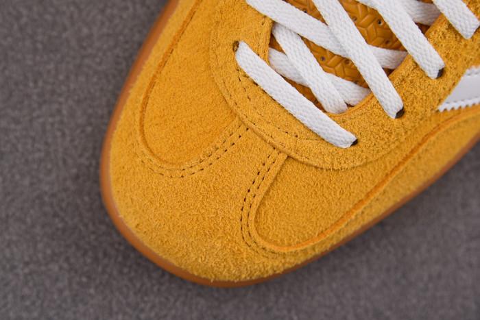 Ad Gazelle Indoor Orange Peel White  HQ8716
